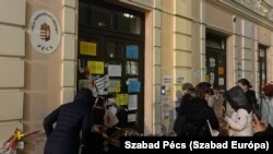 Flashmob a pécsi tankerület irodája előtt 2022. december 22-én