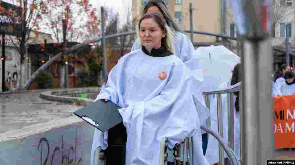 Resmije Rrahmani, 42-vjeçare, e cila jeton në komunën e Prizrenit, tregoi se para një dite, derisa po lëvizte e vetme me karrocën e saj në rrugë, ishte ngacmuar nga një person i panjohur.&nbsp; &quot;Ishte mbrëmje dhe isha duke shkuar në një aktivitet. Një burrë prapa meje ka filluar të me ngacmojë dhe të flasë gjëra banale... Jam ndier e kërcënuar se në rrugë nuk kishte civilë e as kamera&rdquo;, tha ajo për Radion Evropa e Lirë duke shtuar se nuk kishe mundësi as kohë që ta marr telefonin në dorë për ta telefonuar policinë. &nbsp;