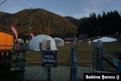 Pârtia de săniuțe de odinioară este acum închisă. În vârf se găsește o pată de zăpadă, topindu-se. Poiana Brașov, 3 ianuarie.