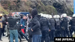 Приврзаниците на десницата од Србија протестираат во близина на косовско-српската граница