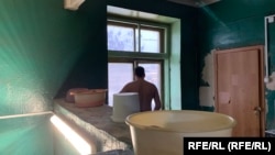 În ciuda mucegaiului, a crăpăturilor din pereți, a țevilor care curg continuu și a plângerilor locuitorilor, blocul de pe strada Truda, nr.32, Pskov, nu este considerat de oficiali ca nelocuibil