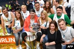 Дончич празнува със свои близки след победата на Реал Мадрид във финала на Евролигата срещу Фенербахче с 85:80 в Белград, 20 май 2018 г.