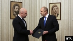 Номинираният от ГЕРБ за премиер Николай Габровски връща изпълнен мандат за правителство на президента Румен Радев.