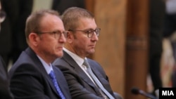 Kryetari i VMRO DPMNE-së, Hristijan Mickoski (djathtas), përfaqësuesi i koalicionit VLEN, Arben Taravari.