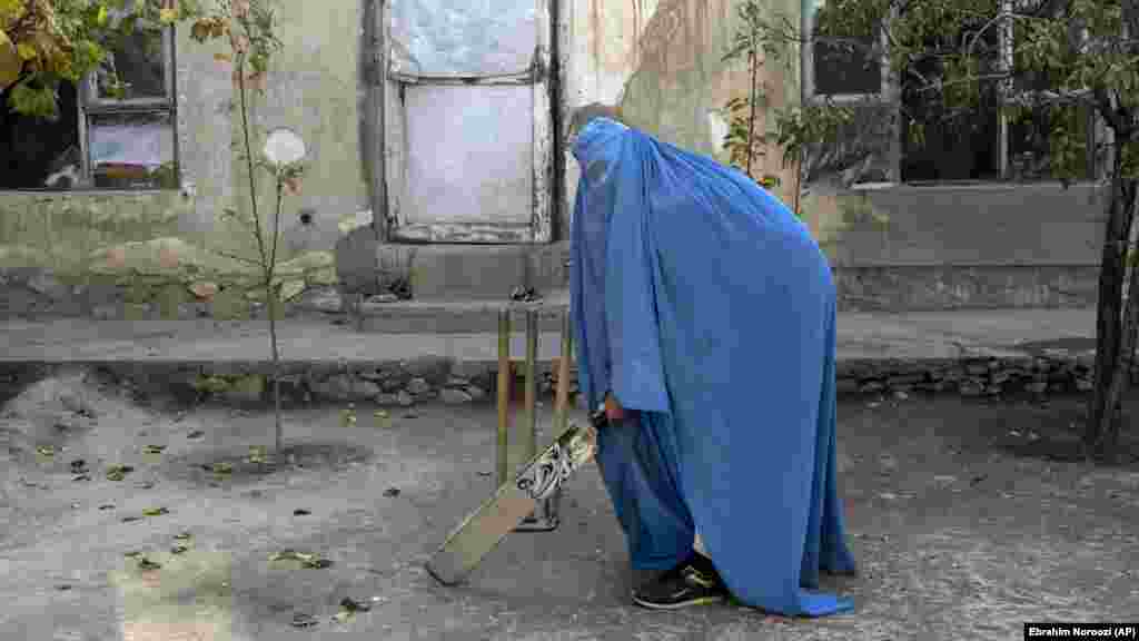 Igračica kriketa u Kabulu. Portparol talibanske sportske organizacije i Nacionalnog olimpijskog komiteta rekao je da vlasti traže način da ponovo pokrenu sport za žene izgradnjom zasebnih sportskih objekata. Ali nije dao vremenski okvir i rekao je da su za to potrebna sredstva.