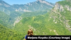 Marjanës i duhet të ecë rreth gjysmë ore për t’u ngjitur në majën e maleve për të pasur valë telefonike.