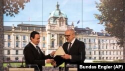 Kryeministri i Kosovës, Albin Kurti, dhe ministri çek i Çështjeve të BE-së, Mikulas Bek, në Pragë, Republika Çeke, 15 dhjetor 2022, gjatë dorëzimit të kërkesës zyrtare të Kosovës për t'i dhënë statusin e kandidatit për anëtarësim në BE.