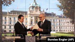 Aljbin Kurti, premijer Kosova, predaje aplikaciju Kosova za članstvo u Evropskoj uniji Mikulašu Beku, šefu češčke diplomatije, u Pragu 15. decembra 2022. 