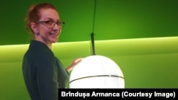 Medicul Laura Ghibu Ventimiglia, emigrată la 18 ani în Suedia, și-a căutat destinul în lume plecând din țară în țară. Dorul de Romania a adus-o mereu înapoi în Sibiul natal. Fotografie de la Bruxelles, în vizită la Parlamentarium.