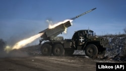 Ushtria ukrainase duke nisur raketë kundër pozicioneve ruse në Soledar.