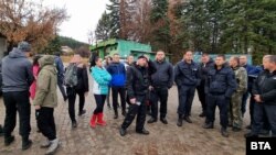 Част от полицаите и доброволците, които продължаваха да търсят Александър в събота.