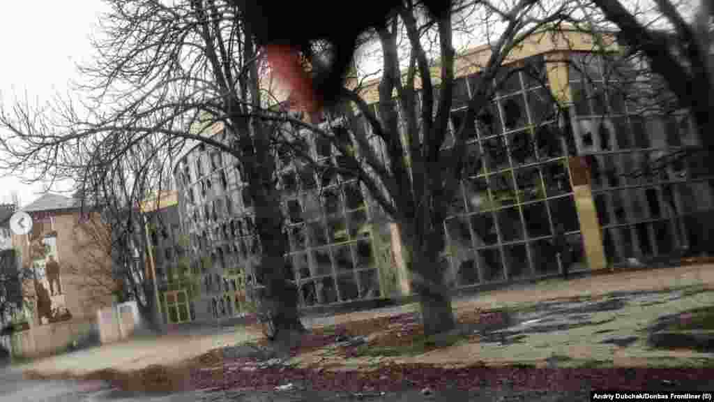 Ferestre sparte la o clădire din Bahmut. Militarii ucraineni spun că forțele ruse solosesc tactici costisitoare masiv în care soldaților slab instruiți li se ordonă să înainteze spre liniile ucrainene efectiv ca o &bdquo;momeală&rdquo; care să atragă foc, ajutându-i pe soldații din spatele lor să idetifice pozițiile ucrainene.&nbsp; &nbsp;