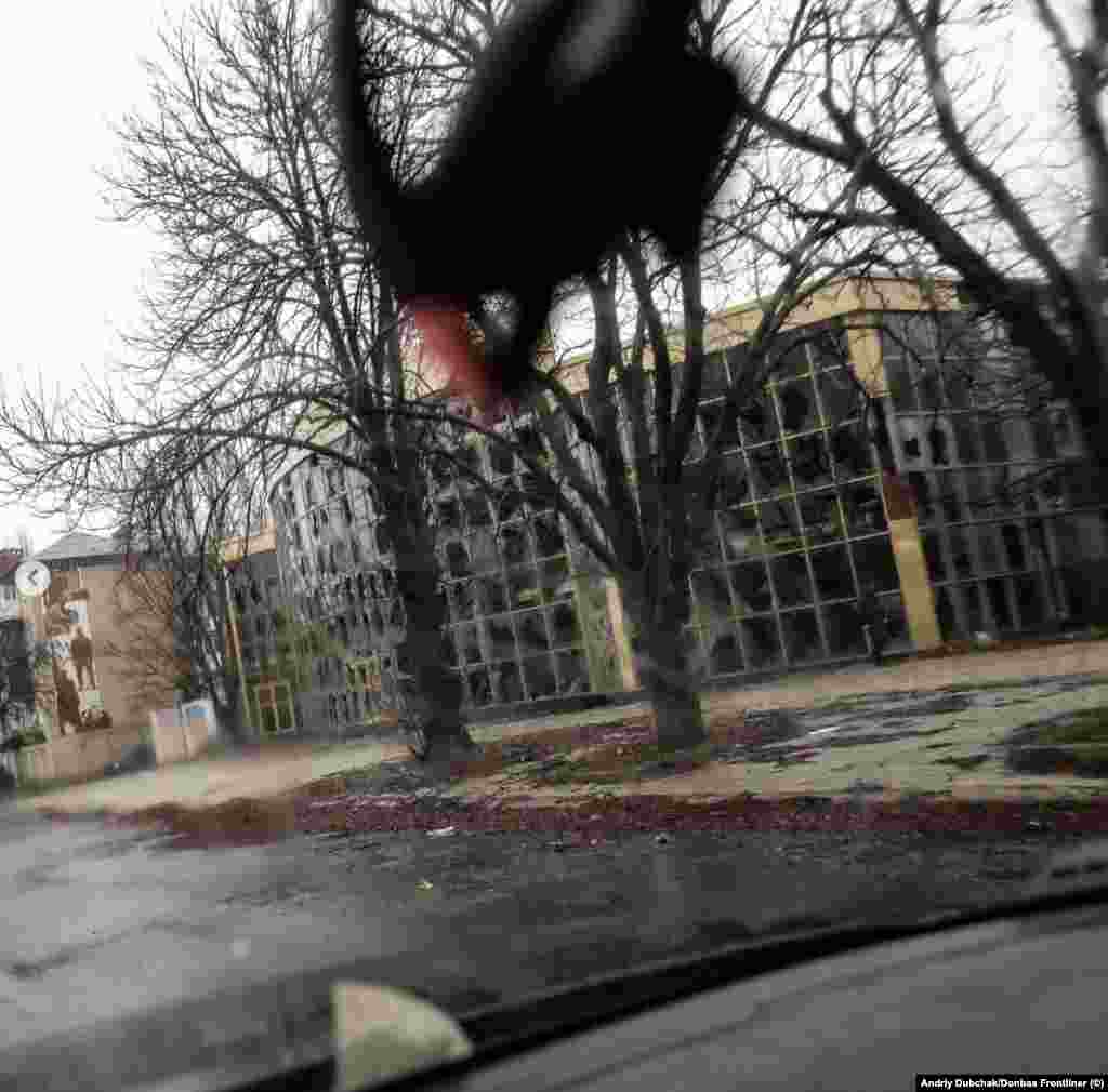 Здание с разбитыми окнами в Бахмуте. Украинские военные говорят, что российские командиры приказывают плохо обученным солдатам продвигаться к украинским позициям. Живая сила используется для определения позиций украинцев, по которым затем наносят удары с тыла&nbsp; &nbsp;