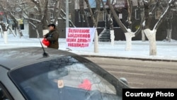 Акция протеста Даурена Аминова у департамента полиции Караганды. 12 декабря 2022 года 