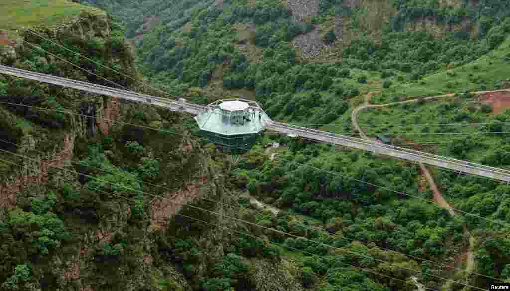 Новопостроеният стъклен мост над каньона Цалка (Дашбаши) в Грузия.&nbsp;14 юни 2022 г.