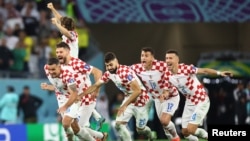 Deși Croația a aderat la Uniunea Europeană mai târziu decât România și Bulgaria, Zagrebul a îndeplinit mult mai repede condițiile de aderare la spațiul Schengen și la adoptarea monedei Euro. Ultima ispravă a Croaților este în plan sportiv, au eliminat Brazilia la Cupa Mondială. 