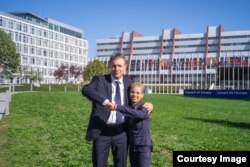 Gvido Fluri (levo), osnivač Justive Initiative u Savetu Evrope, na slici s Sirmankom Fečete koja je odrasla u sirotištu.