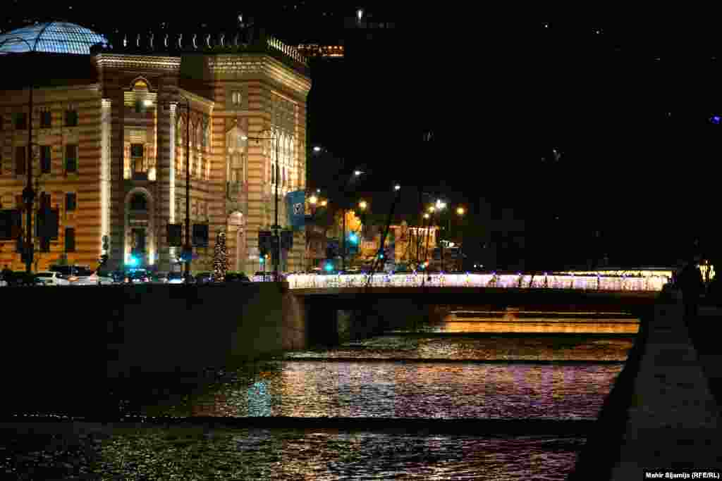 Novi most Vijećnica je izgrađen 2003.godine. Vodi prema dućanima i ugostiteljskim objektima prema Baščaršiji, centralnom sjedištu Sarajeva.