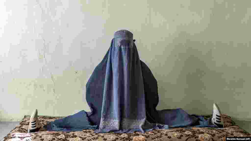 Девојка тренира теквондо во Кабул