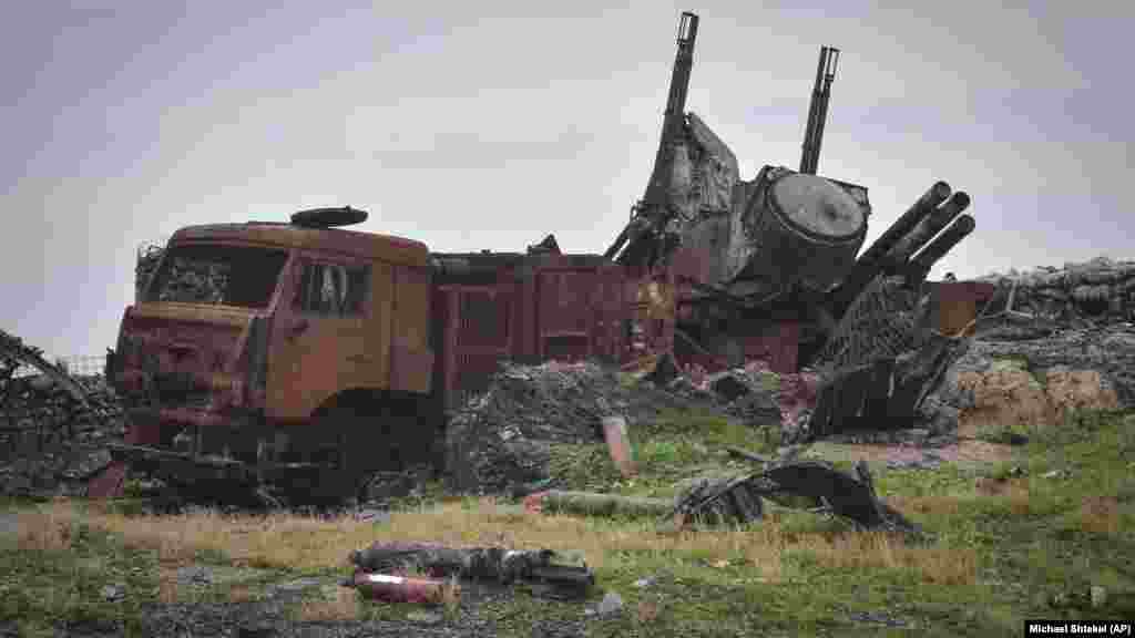 Sistem rusesc de rachete Pantsir distrus pe Insula Șerpilor. Inițial, Kievul a spus că toți cei 13 millitari ucraineni care apărau insula au fost uciși. Mai târziu s-a aflat că fuseseră luați prizonieri. Au fost eliberați în noiembrie într-un schimb de prizonieri.