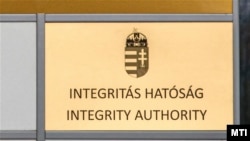 Az Integritás Hatóság cégtáblája a Bartók Udvar irodaház bejáratánál, Budapesten, a Bartók Béla úton