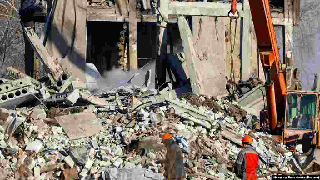 Más orosz sajtóforrások szerint a katonák mindössze 11 kilométerre voltak az Avdijivka körüli jelenlegi frontvonaltól, így bőven a tüzérségi rendszerek hatótávolságán belül tartózkodtak. Szemjon Pegov, egy Kreml-párti haditudósító Telegramon azt írta, hogy az orosz katonai vezetés, amely a halott katonákat hibáztatja, &bdquo;láthatóan próbálja másra kenni a felelősséget&rdquo;. Az is felmerült, hogy az épületben a személyi állomány mellett tüzérségi lövedékeket is tároltak