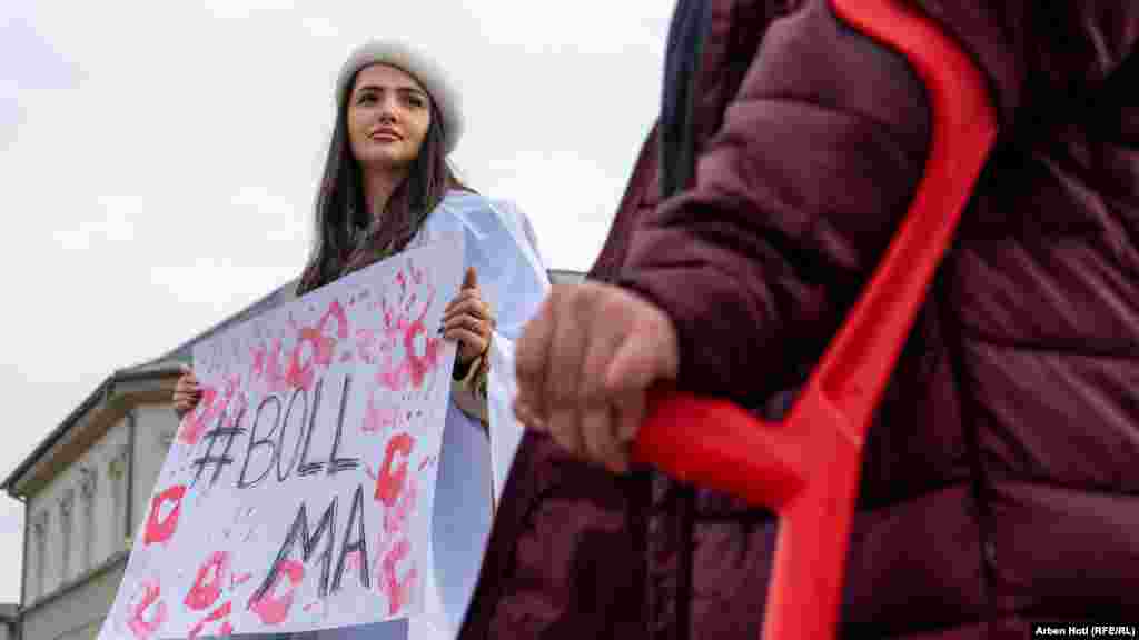 Marshi &ldquo;Boll ma! Abuzimi nuk fshihet brenda mureve&rdquo; u dedikohej vajzave dhe grave me aftësi të kufizuara, të cilat kanë qenë dhe vazhdojnë të jenë viktima të abuzimit seksual, fizik, emocional dhe ekonomik. &nbsp;