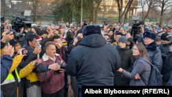 Участники марша #REАКЦИЯ в Бишкеке. 25 ноября 2022 года. 