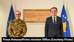Kryeministri i Kosovës, Albin Kurti, në takim me me komandantin e KFOR-it, Angelo Michele Ristuccia, 26 dhjetor 2022.