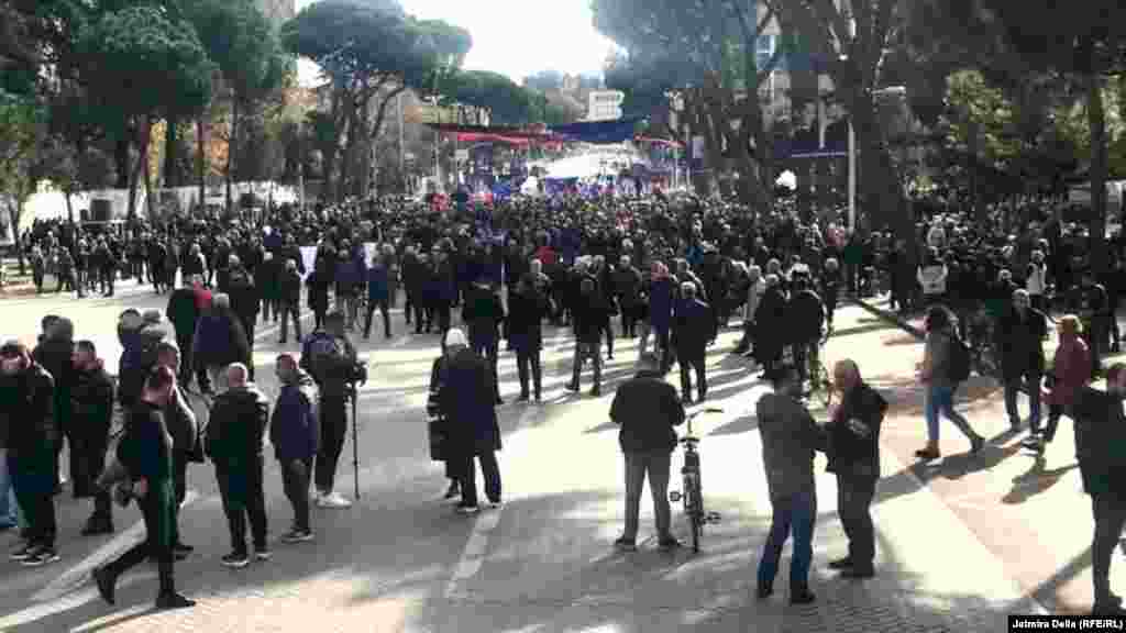 Protest je počeo u 12 časova na Bulevaru &quot;Dëshmorët e Kombit&ldquo;, oblasti koju su snage za provođenje zakona uključile u bezbednosni perimetar kako bi se garantovalo nesmetano održavanje samita EU-Zapadni Balkan. &nbsp;