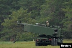 Lansatoarele HIMARS într-un exercițiu militar din 26 septembrie 2022