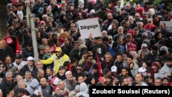 Protesti na 12. godišnjicu pada diktatora Zinea Abidina Ben Alija (Zine El Abidine Ben Ali) organizovani su u vreme kada Tunis potresaju duboke političke podele i pogoršanje ekonomske situacije u toj severnoafričkoj zemlji.