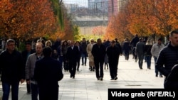 Dy kandidatët kryesorë për kryetar të Prishtinës, Përparim Rama dhe Hajrullah Çeku, dolën pothuajse barabar nga rundi i parë i zgjedhjeve lokale.