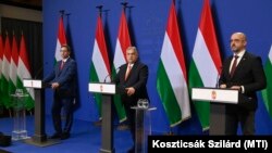Orbán Viktor miniszterelnök (k) sajtótájékoztatót tart a Karmelita kolostorban 2022. december 21-én. Kíséri Gulyás Gergely (b) és Kovács Zoltán