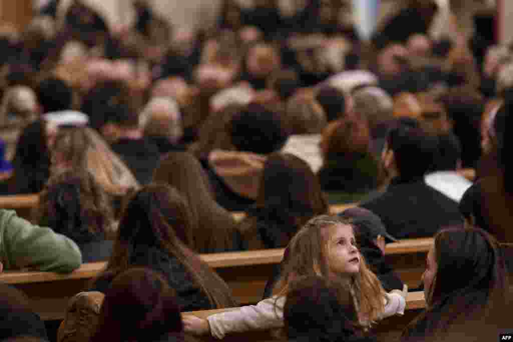 Një vajzë e vogël merr pjesë në meshën e shenjtë të Krishtlindjes në&nbsp;Katedralen &ldquo;Nënë Tereza&rdquo; në Prishtinë. 24 dhjetor 2022.