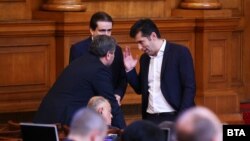 Съпредседателят на "Продължаваме промяната" Кирил Петков (вдясно) разговаря със съпредседателя на "Демократична България" Христо Иванов.