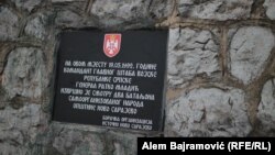 Ploča se nalazi na liniji razgraničenja između dva entiteta u Bosni i Hercegovini - Federacije BiH i Republike Srpske (foto arhiv)