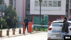 Полицијата пред гимназијата Јосип Броз во Скопје поради дојава за бомба, Скопје. Овие извештаи беа лажни.