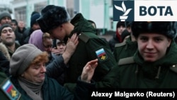 Rekrutët rusë të thirrur për shërbimin ushtarak u thonë lamtumirë të afërmve në një stacion hekurudhor në Omsk, në nëntor 2022.