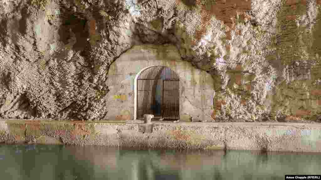 &quot;Торпедните или ракетните катери могат да изчакат вътре вражеските кораби да се приближат, след което да излязат и да изстрелят залп от торпеда или ракети&quot;, обяснява експертът по военноморска история.