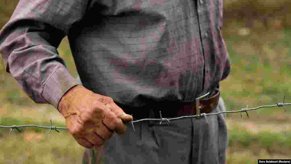 A 84 éves Data Vanishvili áll a kerítésnél még 2018. október 2-án. A férfi nem költözött el, és a kockázat ellenére többször is átkelt a határon, hogy megkapja a nyugdíját, és élelmiszert vásároljon. Halálos ágyán, 88 éves korában utolsó szavaival azt kérte feleségétől, hogy ne hagyja el az otthonukat. &bdquo;Ne hagyd el a házat, ne menj sehova, ülj a tűzhely mellé, a georgiaiak majd segítenek neked&rdquo; &ndash; emlékszik vissza a családja. A férfit a szakadár Dél-Oszétiában temették el