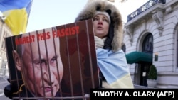 Tüntetés az orosz főkonzulátus előtt New Yorkban 2021. március 4-én