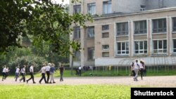 Djeca ispred škole (fotoilustracija)