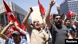 Pristalice Redžepa Tajipa Erdogana proslavljaju obaranje puča, Ankara, 16. jul 2016.