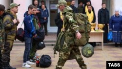 Bărbați mobilizați la un centru de recrutare înființat într-un centru cultural din orașul Bataisk, sudvestul Rusiei.