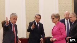 Соломон Паси и Росен Плевнелиев по време на срещата им в парламента с представителите на "Български възход"