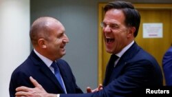 Българският президент разговаря с лидера на нидерландия Марк Рюте на 20 октомври в Брюксел. 