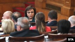 Лидерът на БСП Корнелия Нинова критикува бившите си коалиционни партньори от "Продължаваме промяната", които според нея не са последователни в позицията си