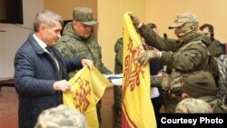 Олег Николаев с военными. Архивное фото