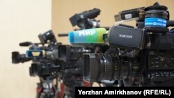 Camera canalului rusesc Mir 24 TV la Parlamentul de la Astana, în octombrie 2022 (Foto: Yerzhan Amirkhanov, RFE/RL)